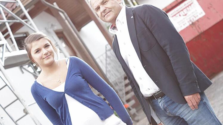 Maria Biondolillo und Bürgermeister Ludwig Nagel vor dem Haus, in das am 8. Juli der Blitz eingeschlagen hat.  Foto: Sarah Dann