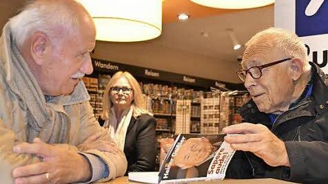 Am Ende seines Vortrags stand Heiner Gei&szlig;ler den Zuh&ouml;rern noch Rede und Antwort und signierte stapelweise B&uuml;cher.