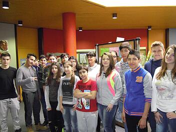 Brückenaus Mittelschul-Leiterin Birgit Herré ist umringt von den Flüchtlingskindern, die seit wenigen Monaten an die Mittelschule in Bad Brückenau gehen. Foto: Julia Raab