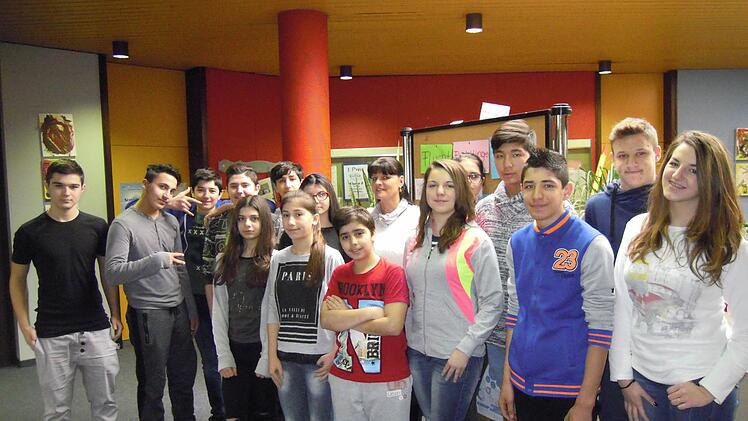 Brückenaus Mittelschul-Leiterin Birgit Herré ist umringt von den Flüchtlingskindern, die seit wenigen Monaten an die Mittelschule in Bad Brückenau gehen. Foto: Julia Raab