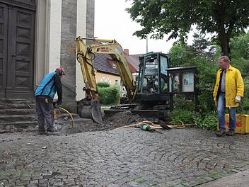 Kirchenpfleger Gotfried Behr (rechts) engagiert sich auch bei der Sanierung der Treppe an der Reichenbacher Kirche. Foto: A. Nöth