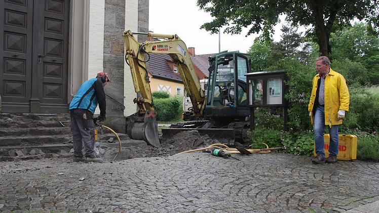 Kirchenpfleger Gotfried Behr (rechts) engagiert sich auch bei der Sanierung der Treppe an der Reichenbacher Kirche. Foto: A. Nöth