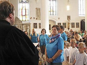 Großer Bahnhof für eine verdiente pädagogische Kraft: Christine Schineller geht nach 42 Jahren im Kindergarten Seßlach in den Ruhestand. Foto: Carsten Höllein