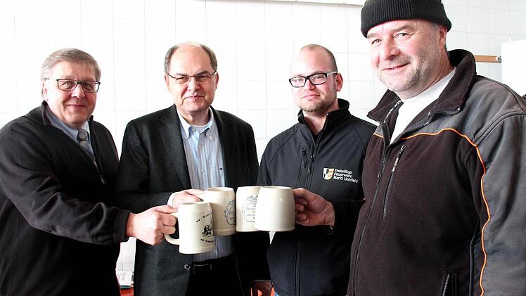 Ein Prost auf die Schlachtschüssel: Landrat Helmut Weiß, Bundesminister Christian Schmidt, zweiter Vorsitzender FFW-Verein Veit Zickrick, Bürgermeister und Vorsitzender Werner Stöcker Foto: Johanna Blum
