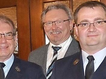 Die Geehrten Franz Wachter (links) und Stefan Scherbel (rechts) zusammen mit Bürgermeister Hans Pietz Foto: K.- H. Hofmann