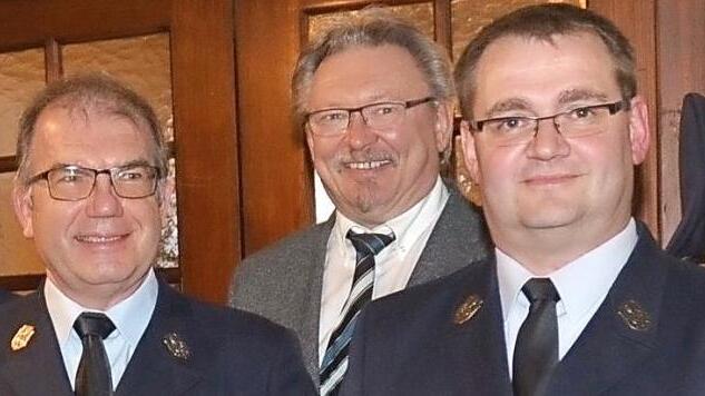 Die Geehrten Franz Wachter (links) und Stefan Scherbel (rechts) zusammen mit Bürgermeister Hans Pietz Foto: K.- H. Hofmann
