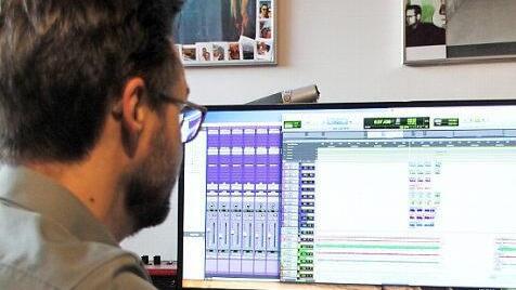Audio-Produzent Dominik Ortloff bei der Arbeit mit dem Audioeditor "Pro Tools" in seiner "Tonwerkstatt" in Wonfurt.