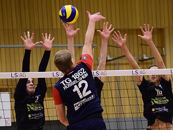 Protagonisten eines tollen Spiels: Moritz Rauber, Henning Schulte (verdeckt) und Felix Bendikowski (hinten, von links) bei der Abwehrarbeit gegen den Rüsselsheimer Gold-MVP Anton Borger.Till Oschmann