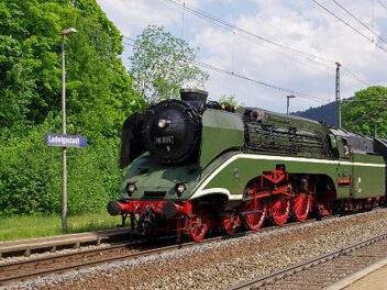 Auf dem Weg ins Saaletal rollt der Nostalgiesonderzug mit der schnellsten betriebsfähigen Dampflok 18 201 an der Spitze in Ludwigsstadt ein                                . Claus/Sammlung Oelzner