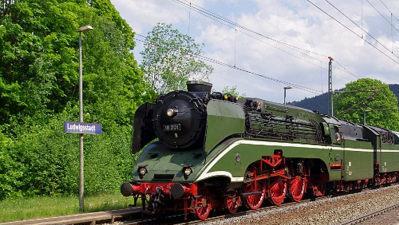 Auf dem Weg ins Saaletal rollt der Nostalgiesonderzug mit der schnellsten betriebsfähigen Dampflok 18 201 an der Spitze in Ludwigsstadt ein                                . Claus/Sammlung Oelzner