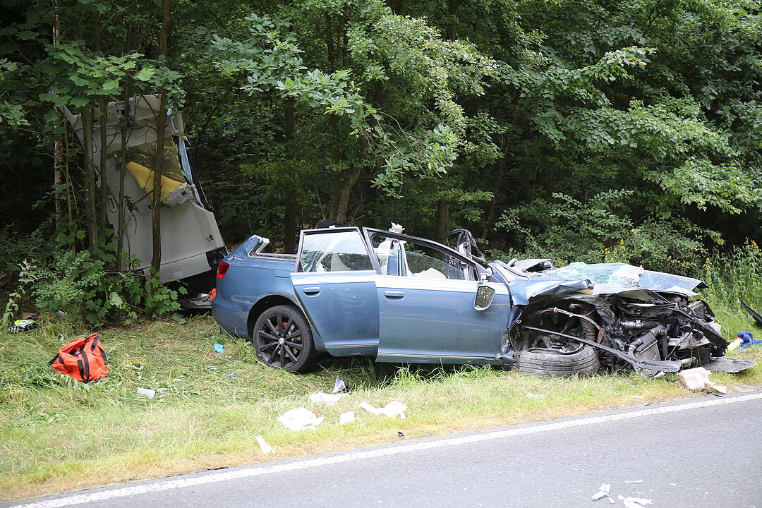 Frontalcrash in Oberfranken: Fahrer bei Unfall eingeklemmt und schwer verletzt