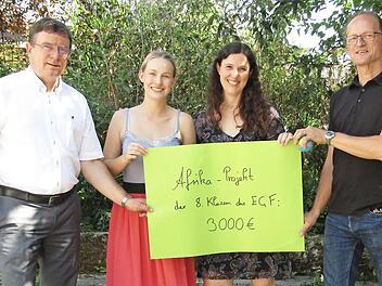 Bei der Spenden&uuml;bergabe (von links): Schulleiter Karlheinz Schoofs, die Gr&uuml;nderin der Organisation Janina M&ouml;ck, Melanie Walburg (Lehrerin) sowie der Geographie-Fachbetreuer Markus Denk  Foto: privat