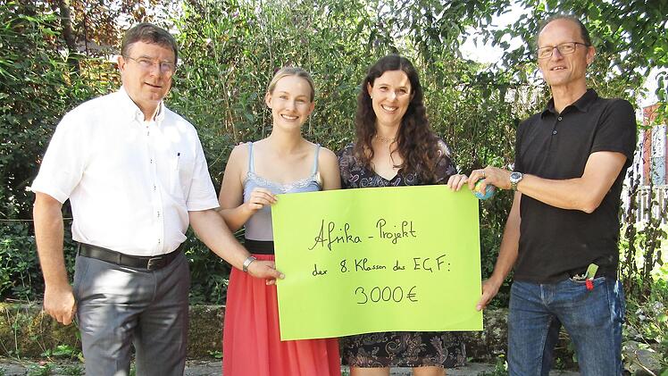Bei der Spenden&uuml;bergabe (von links): Schulleiter Karlheinz Schoofs, die Gr&uuml;nderin der Organisation Janina M&ouml;ck, Melanie Walburg (Lehrerin) sowie der Geographie-Fachbetreuer Markus Denk  Foto: privat