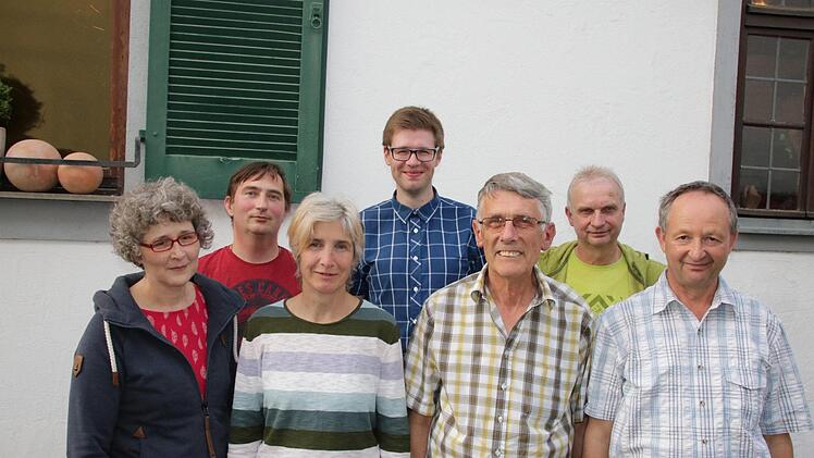 Der bisherige Kreis-Vorsitzende Norbert Schmäling (rechts) und Bezirksgeschäftsstellenleiter Marc Sitkewitz (2. von links) mit dem neuen Vorstand: (von links) Monika Koch, Martina Faber, Matthias Franz, Vorsitzender Dieter Fünfstück und Stellvertreter Otmar Diez. Foto: Ralf Ruppert