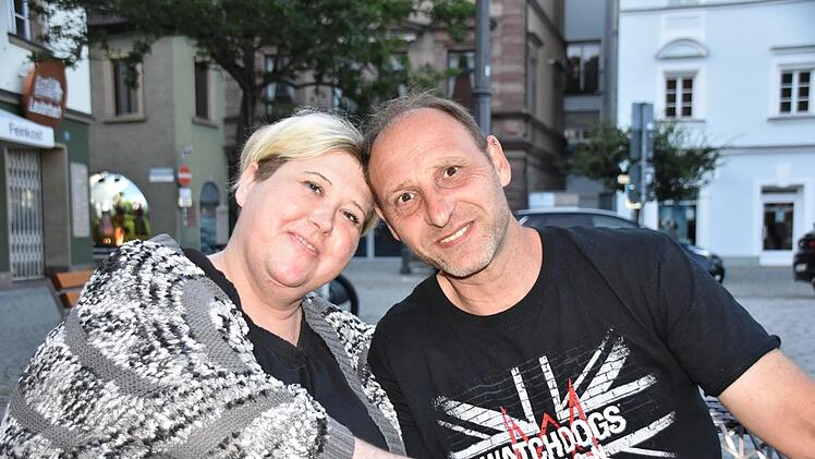 Die Behandlung hat Spuren hinterlassen, aber Yvonne Mager freut sich, ihren Mann Bernhard wieder an ihrer Seite haben zu können.  Foto: Uschi Prawitz