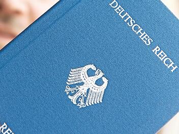 Symbol der "Reichsbürger", die die Bundesrepublik Deutschland und deren Rechtsordnung nicht anerkennen, ist der Pass des 1918 untergegangen Deutschen Reiches.