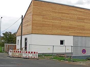 Blickfang am Ortseingang aus Bieberbach. Der Wasserversorgung hat Sonnefeld ein (modernes) Haus gebaut.