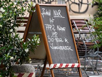Liegt die Inzidenz über 35, gilt für den Innenbereich in Gaststätten nicht nur die  Maskenpflicht, sondern auch die 3G-Regel.