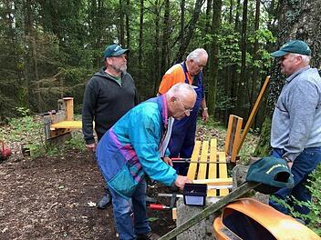Die vielen Bänke auf dem Muppberg werden auch von den Bergfreunden 70 ausgebessert. Hinten von links Rainer Göbel und Heinz Großmann, davor von links Walter Schmidt und Helmut Gerber.