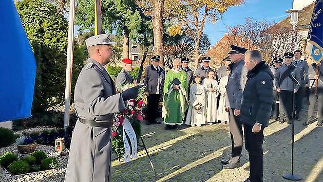 Bürgermeister Karsten Fischkal und Ralf Olmesdahl bei der Kranzniederlegung.