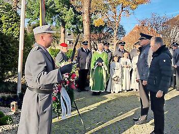 Bürgermeister Karsten Fischkal und Ralf Olmesdahl bei der Kranzniederlegung.