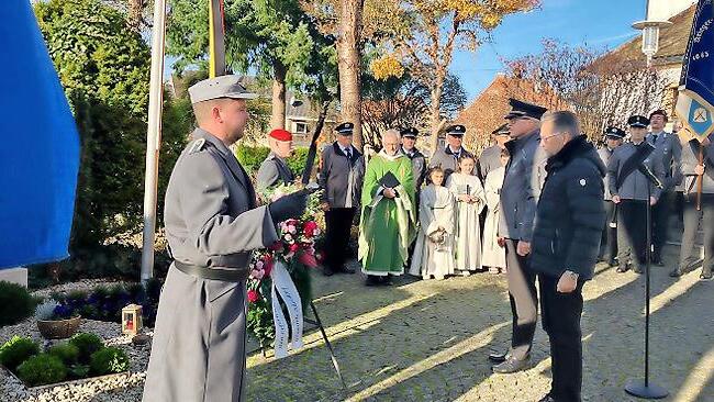 B&uuml;rgermeister Karsten Fischkal und Ralf Olmesdahl bei der Kranzniederlegung.