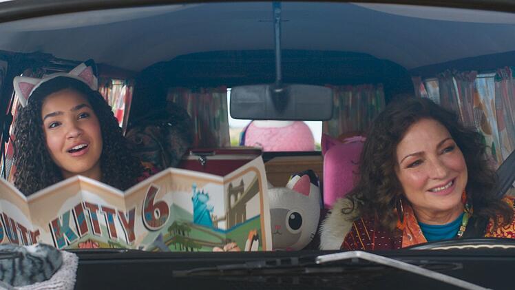 Gabby (Laila Lockhart Kraner, links) und ihre Gro&szlig;mutter Gigi (Gloria Estefan) unternehmen einen Ausflug nach Katz Francisco. Doch anstelle von Sightseeing steht schon bald eine Rettungsmission auf der Tagesordnung.