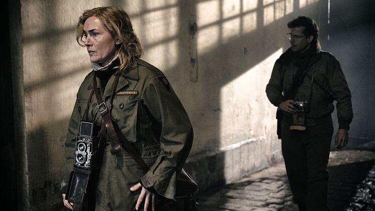 "Wir schicken keine Frauen an die Front", sagt ein Mann beim Milit&auml;r. Aber Lee (Kate Winslet) ist eine Frau, die sich von M&auml;nnern nichts sagen l&auml;sst.