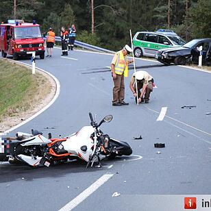 Ein 29-Jähriger ist  bei Pottenstein in den Gegenverkehr geraten und mit einem Pkw kollidiert. Der junge Mann starb noch an der Unfallstelle.