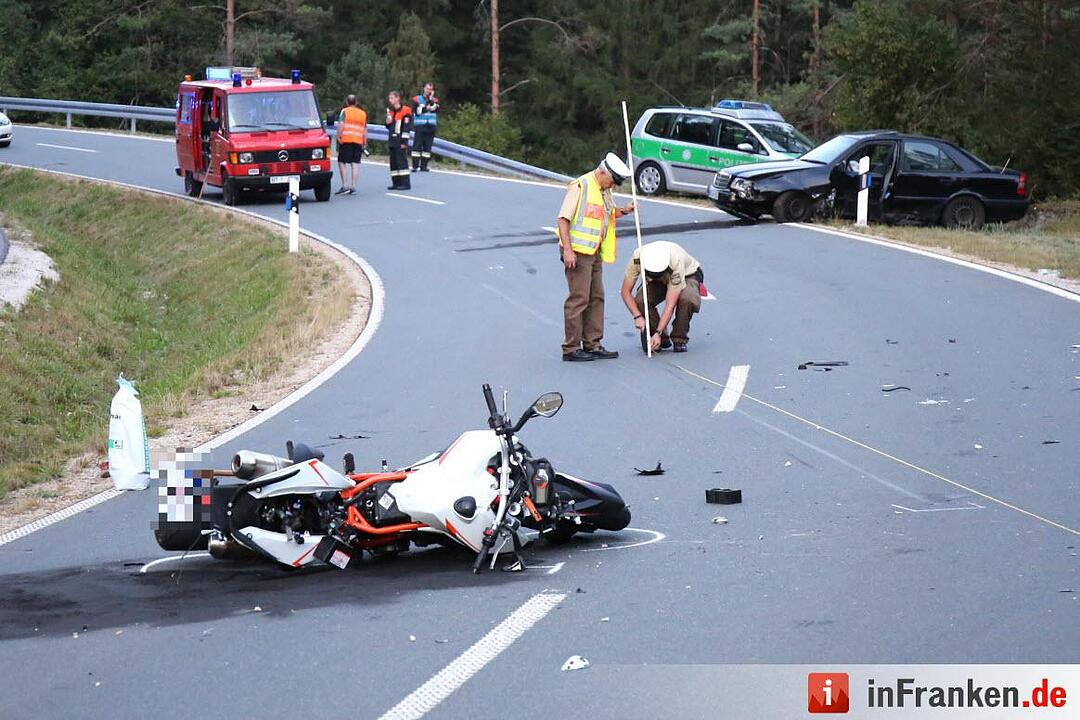 Ein 29-Jähriger ist  bei Pottenstein in den Gegenverkehr geraten und mit einem Pkw kollidiert. Der junge Mann starb noch an der Unfallstelle.