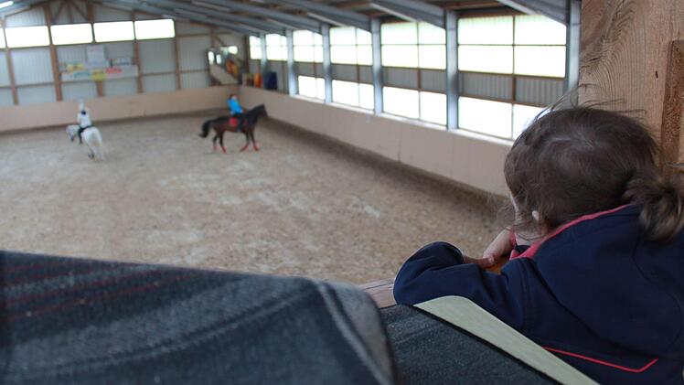 Anna beobachtet das Training fürs Reitprogramm.Foto: Anette Schreiber