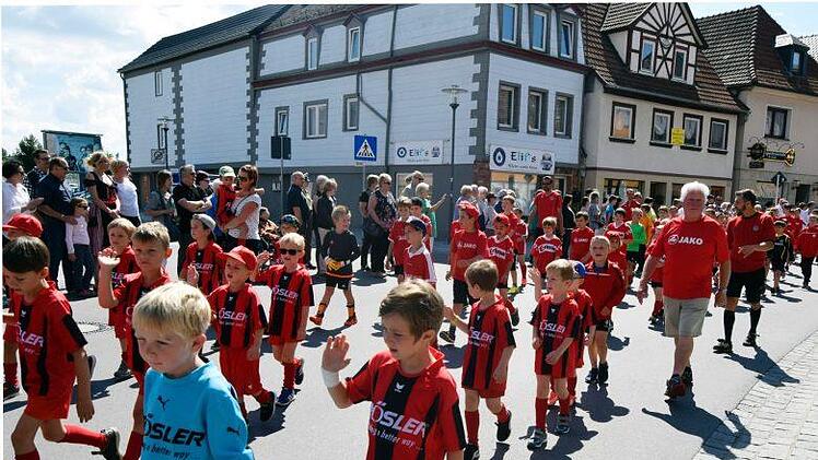Die Sportjugend aus Lichtenfels durfte beim Umzug nicht fehlen.
