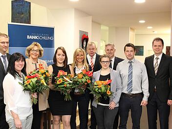 Jochen Kirchner (von links), Marion Schwenzer, Barbara Ho&szlig;feld, Claudia Lux, Jessica K&auml;ssner, Dr. Hubert- Ralph Schmitt (Inhaber der Unternehmensgruppe), Michaela Breitenbach, Gerd Kunert (Gesch&auml;ftsf&uuml;hrer Dr. Schmitt GmbH W&uuml;rzburg Versicherungsmakler), Timo Fischer (Dr. Schmitt Leasing GmbH) und Sebastian Sebald. Michael Karg