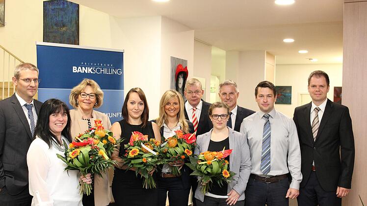 Jochen Kirchner (von links), Marion Schwenzer, Barbara Ho&szlig;feld, Claudia Lux, Jessica K&auml;ssner, Dr. Hubert- Ralph Schmitt (Inhaber der Unternehmensgruppe), Michaela Breitenbach, Gerd Kunert (Gesch&auml;ftsf&uuml;hrer Dr. Schmitt GmbH W&uuml;rzburg Versicherungsmakler), Timo Fischer (Dr. Schmitt Leasing GmbH) und Sebastian Sebald. Michael Karg