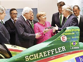 Angela Merkel ließ sich unter anderem von Georg F. W. Schaeffler (l.), Vorstandsvorsitzendem Klaus Rosenfeld (3. v. r.) und dem Technologievorstand Peter Gutzmer die Produktentwicklungen des Herzogenauracher Unternehmens erklären. Foto: Schaeffler