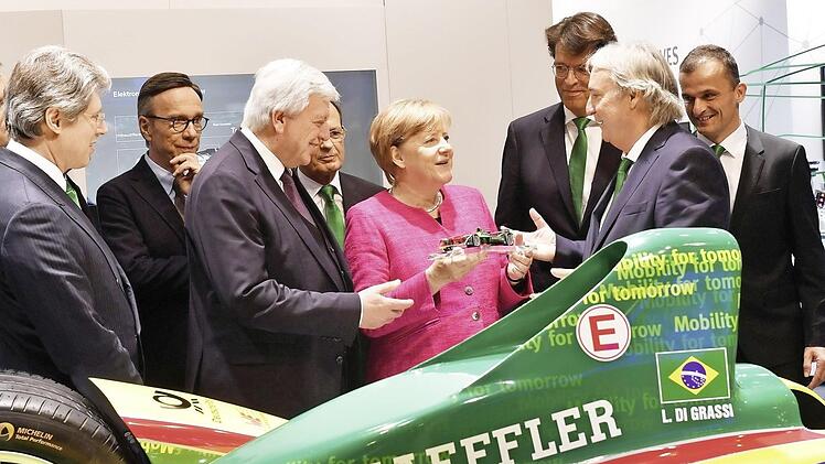 Angela Merkel ließ sich unter anderem von Georg F. W. Schaeffler (l.), Vorstandsvorsitzendem Klaus Rosenfeld (3. v. r.) und dem Technologievorstand Peter Gutzmer die Produktentwicklungen des Herzogenauracher Unternehmens erklären. Foto: Schaeffler