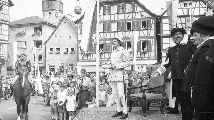 Vor 48 Jahren feierte Münnerstadt mit zahlreichen Veranstaltungen das 1200-jährige Jubiläum und stellte die Historie nach.Stadtarchiv/Gerhard Fuhrmann