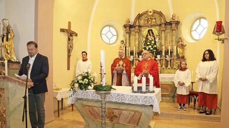 Thomas Jungwirth am Lesepult, am Altar Pater Rigobert und Pater Rudolf Theiler  Foto: Franz Galster