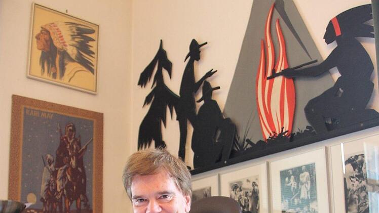 Bernhard Schmid an seinem Schreibtisch. Fuchs