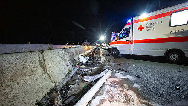 Schwerer Unfall am 29. Mai 2025 bei Burghausen: Auto überschlägt sich und Passanten leisten Erste Hilfe.