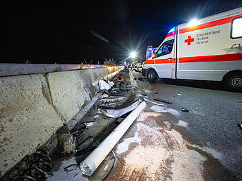 Schwerer Unfall am 29. Mai 2025 bei Burghausen: Auto überschlägt sich und Passanten leisten Erste Hilfe.