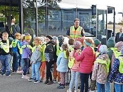 Die ABC-Schützen üben das sichere Verhalten an der Haltestelle und im Bus, im Hintergrund Polizeioberkommissar Matthias Kleren, Roland Friedrich und Tanja Erdmann.