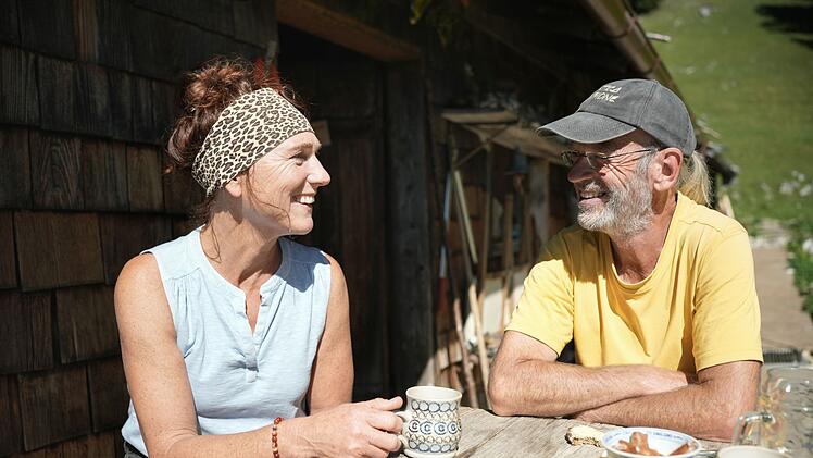 Martina freut sich, wenn sie auf ihrer Alm Besuch bekommt.
