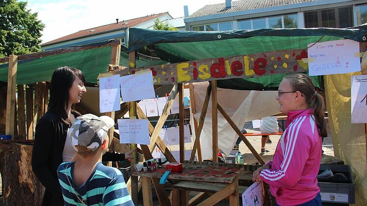 Eisdiele und Nagelstudio