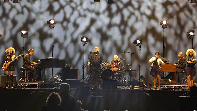 Stimmngsvoll: Joe Cocker bei seinem dritten Coburg-Gastspiel auf dem nächtlichen Schlossplatz.Fotos: Barbara Herbst