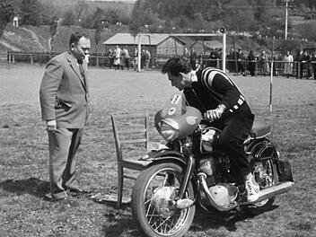 Ein Bild aus besseren Tagen: Ludwig Metz als strenger Punktrichter beim Geschicklichkeitsturnier des MSC Wildflecken 1960. Foto: MSC
