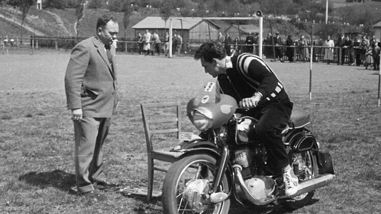 Ein Bild aus besseren Tagen: Ludwig Metz als strenger Punktrichter beim Geschicklichkeitsturnier des MSC Wildflecken 1960. Foto: MSC