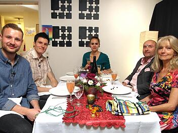 Fünf Köche und Gastgeber (von links): Carsten, Alexander, Catalina, Ronald und Vera Foto: VOX/ITV Studios