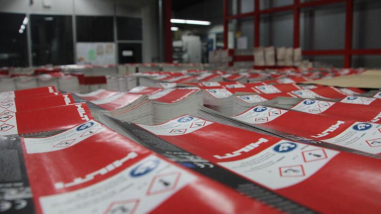 Nicht alle Druckerzuegnisse werden sofort abgeholt. Daher lagern in der Halle etliche Produkte aus vorherigen Aufträgen, Foto: Daniel Ruppert