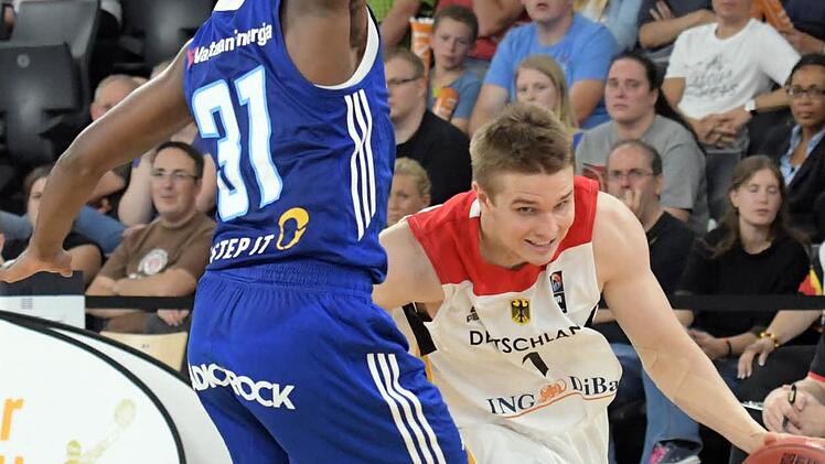 Makai Mason (rechts) hat es gegen die aggressive Abwehr des Finnen Jamar Wilson schwer, den Ball nach vorne zu bringen. Foto: Stefan Puchner/dpa